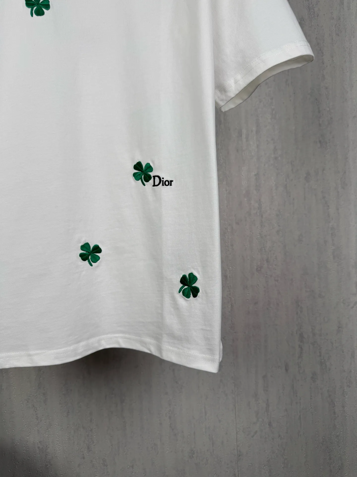 Actual pictures Ceiling-level DIOR/Dior #0330 New product synchronization New Arrival four-leaf clover 🍀 Couple casual short-sleeved T-shirt ✅Real ceiling Quality ✅All original development attention to detail pictures ✅Correct g dyed double yarn fabric Precision printing screen ✅Thread dyeing without color difference Overweight craftsmanship It seems to be simple printing or embroidery, but it is not simple at all. 10000% imported machine restoration is not just a lip service. Welcome to compare with peers. Each model is produced by the company, and the details of workmanship and fabrics are consistent with Authentic. It is guaranteed that there will be no color difference with the counter. Reproduction is not scary. Whoever fakes it will be embarrassed. It’s not shameful to make a replica, it’s shameful if you can’t buy the correct version if you make a replica. The color and coding of the main wheat including the imported wheat are different from the Same Style washed wheat. Really restore the counter. Pay attention to the workmanship. The stitching at the neckline has no folds. It is smooth and natural with no overlapping lines. Really restore this. This is something that many people cannot do. Size: S-M-L-XL